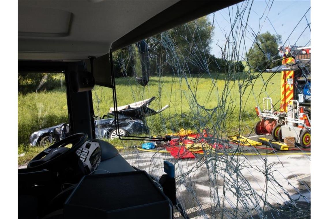 Viele Verletzte bei Reisebus-Unfall mit Schülern Der Bus soll trotz Gefahrenbremsung frontal mit dem Wagen kollidiert sein. Foto: Michael Reichel