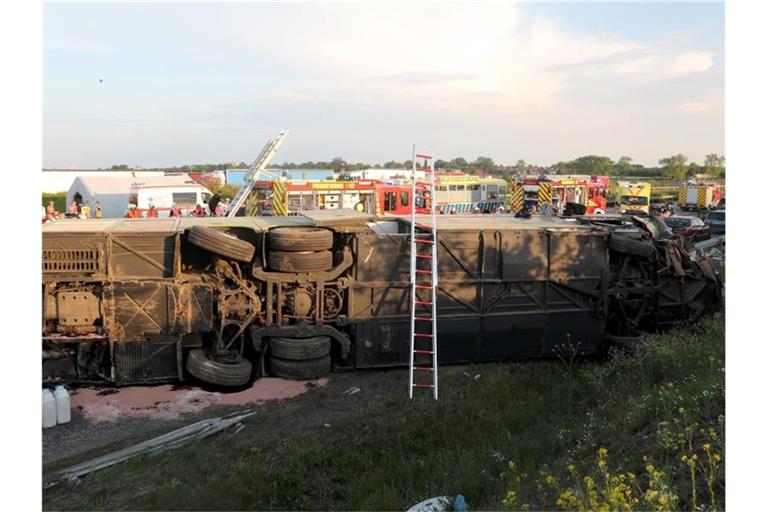 Der Bus überschlug sich zwischen den Anschlussstellen Leipzig-West und Bad Dürrenberg. Foto: Jan Woitas