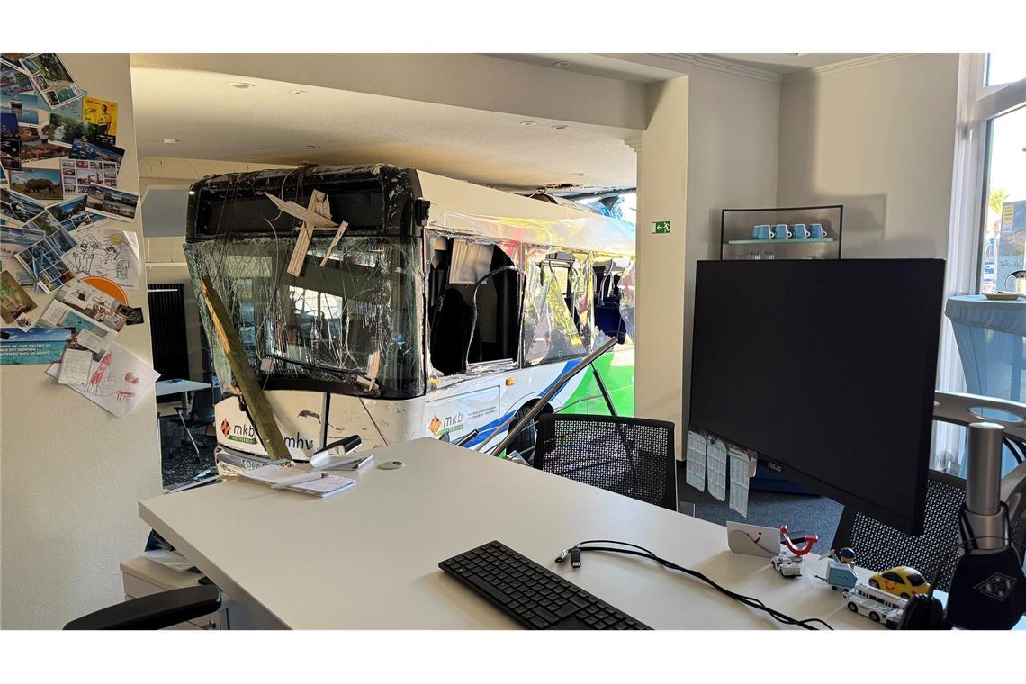 Der Bus war laut Polizei bis auf den Fahrer unbesetzt.