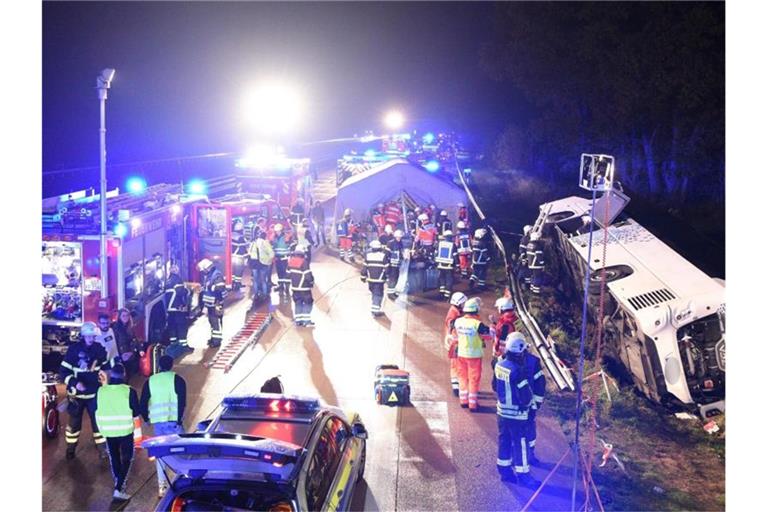 Der Bus war von der Fahrbahn abgekommen, mit der Leitplanke kollidiert und auf die Seite gekippt. Foto: Daniel Bockwoldt/dpa