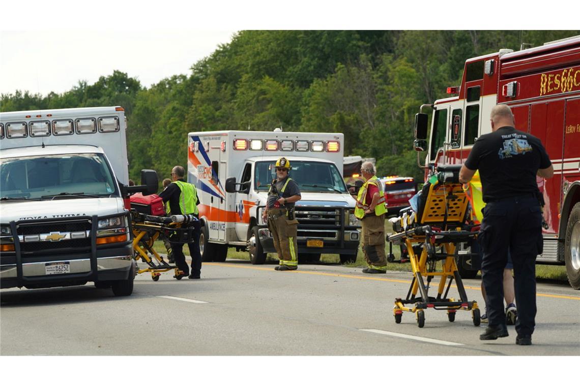 Mehrere Tote bei Busunfall in New York Der Bus war wohl von den Niagarafällen kommend auf dem Weg nach New York City gewesen.