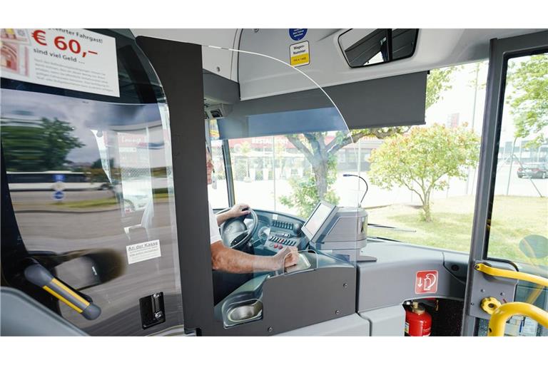 Der Busfahrer wurde bei der Attacke verletzt. (Symbolbild)