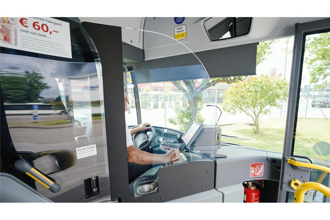 Der Busfahrer wurde bei der Attacke verletzt. (Symbolbild)