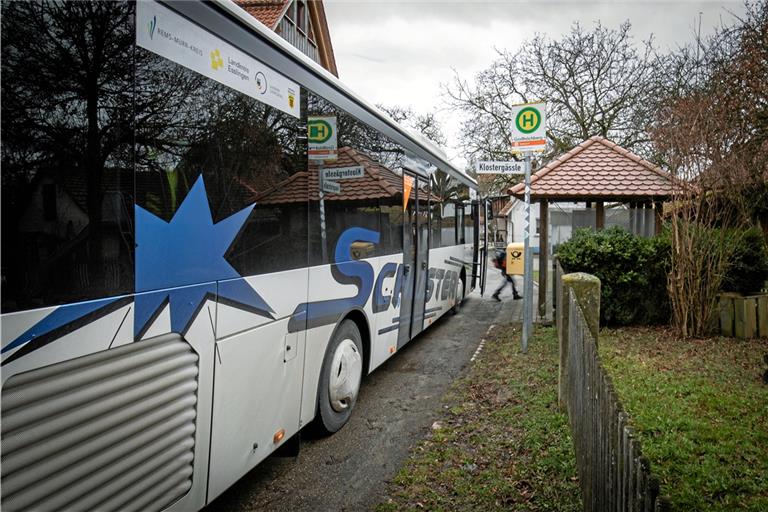Der Busfahrplan im Spiegelberger Ortsteil Großhöchberg ist übersichtlich: Gerade einmal sieben Busse am Tag halten dort an. Foto: A. Becher