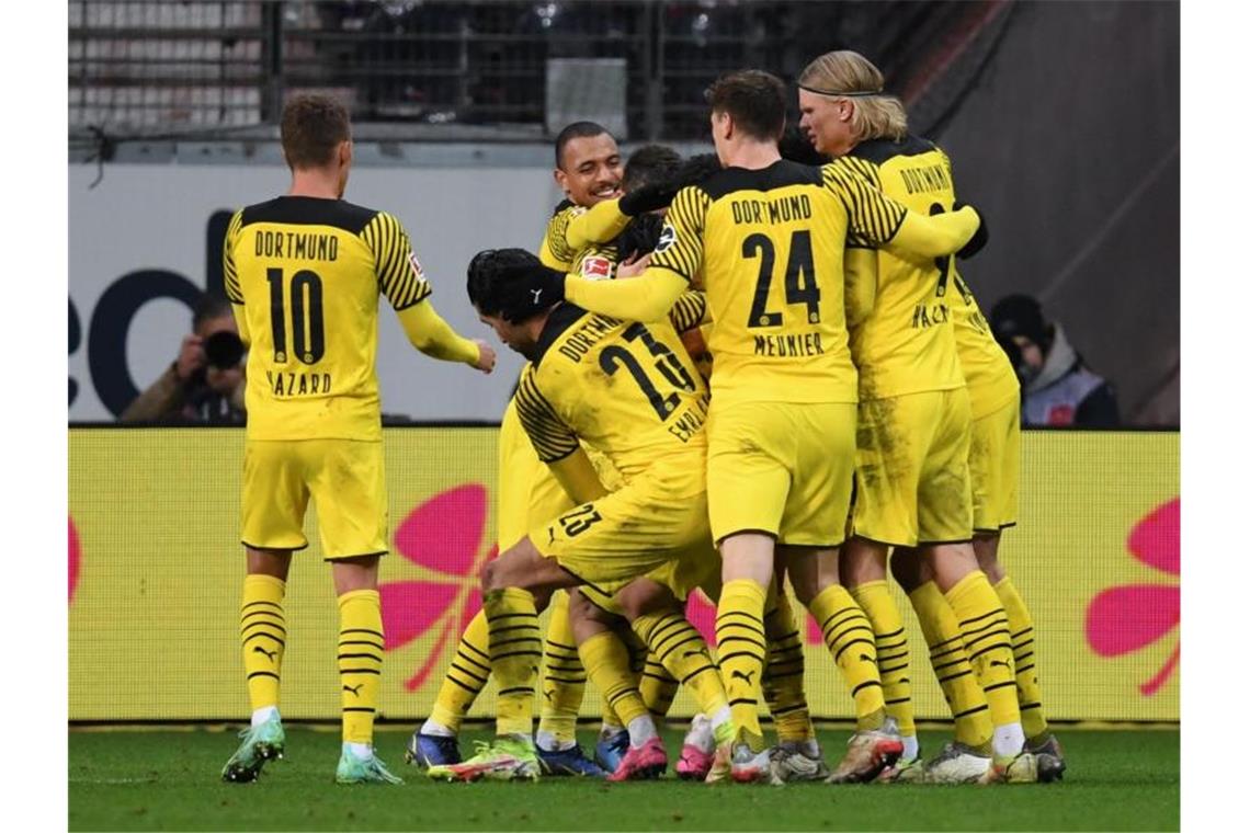 Bundesliga: Das war der Samstag, das kommt am Sonntag Der BVB drehte in Frankfurt das Spiel und verkürzte den Rückstand auf die Bayern auf sechs Punkte. Foto: Arne Dedert/dpa