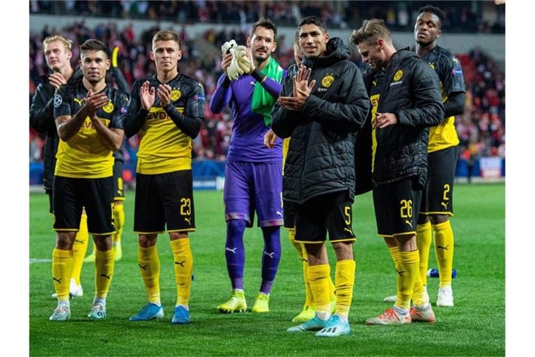 Der BVB durfte in Prag vor allem dank Achraf Hakimi (3.v.r.) feiern. Foto: Guido Kirchner/dpa