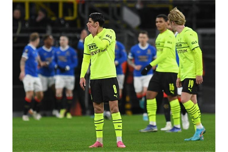 Der BVB um Mahmoud Dahoud (M.) erlebte zu Hause gegen die Glasgow Rangers ein Debakel. Foto: Bernd Thissen/dpa