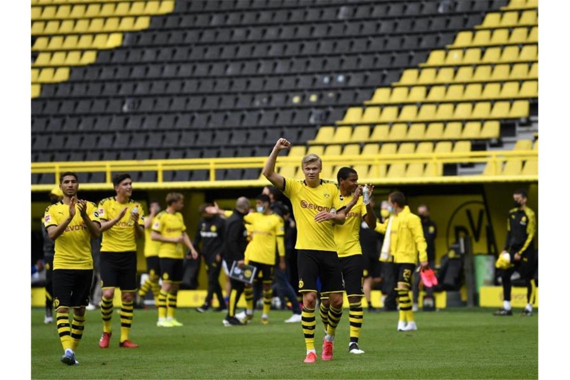 Der BVB um Torjäger Erling Haaland (M.) feierten einen Derbysieg vor leeren Rängen. Foto: Martin Meissner/AP-Pool/dpa