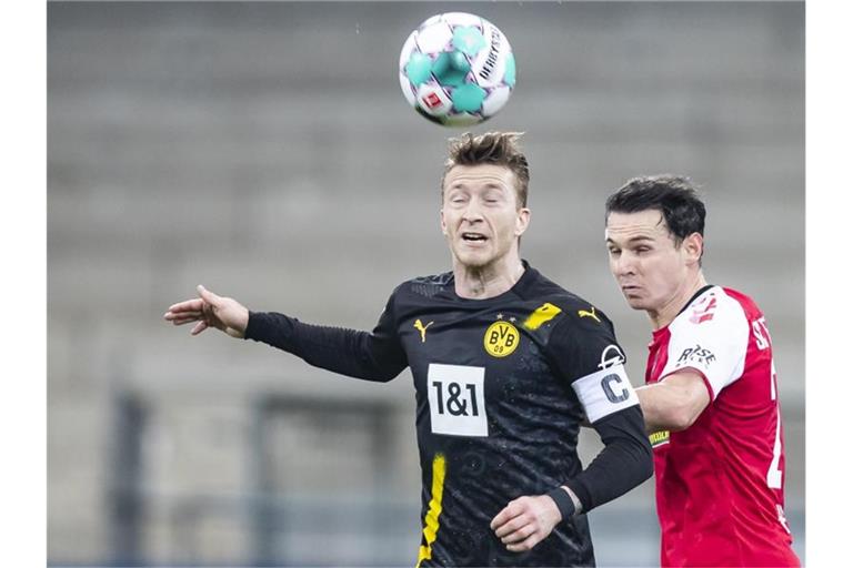 Der BVB verlor mit Kapitän Marco Reus (l) in Freiburg. Foto: Tom Weller/dpa