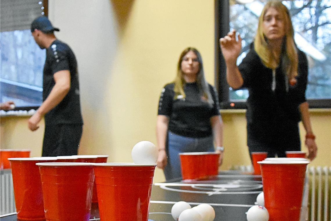 Bierpong: Vom Partyspiel zum sportlichen Wettkampf Der BWS trainiert mit Tischtennisbällen, die mit dem Vereinslogo bedruckt wurden.