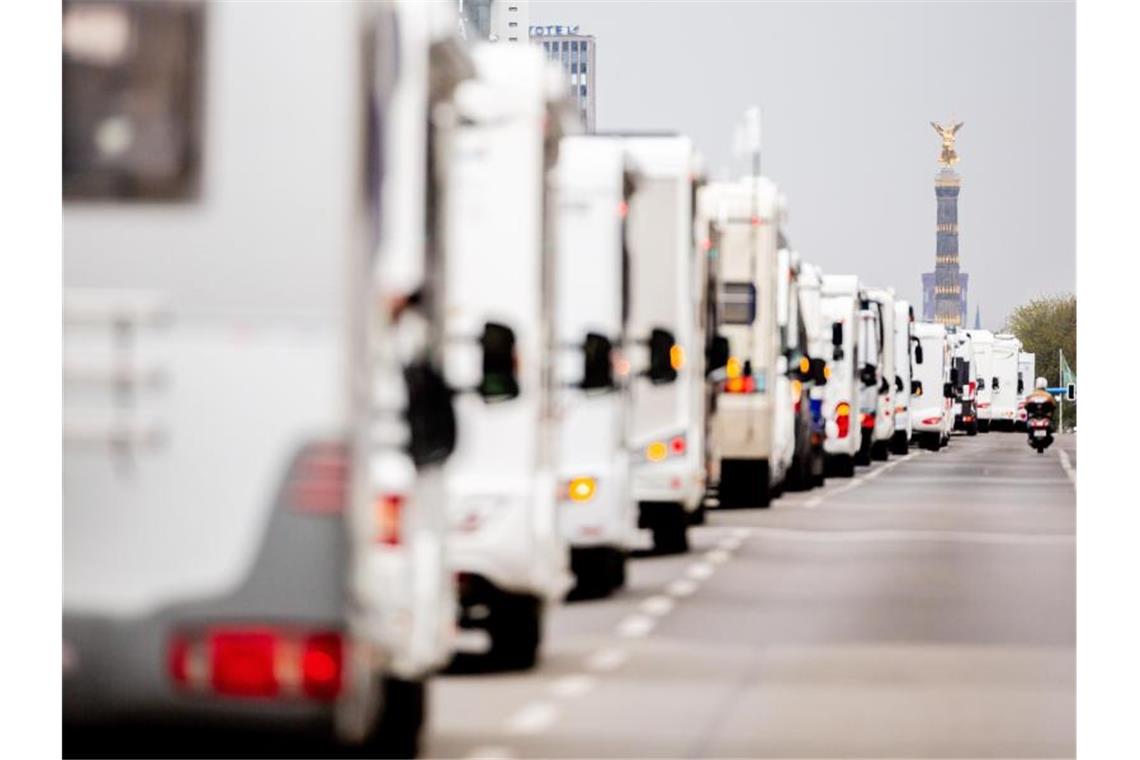 „Campen statt Malle“ - Wohnmobil-Korso durch Berlin