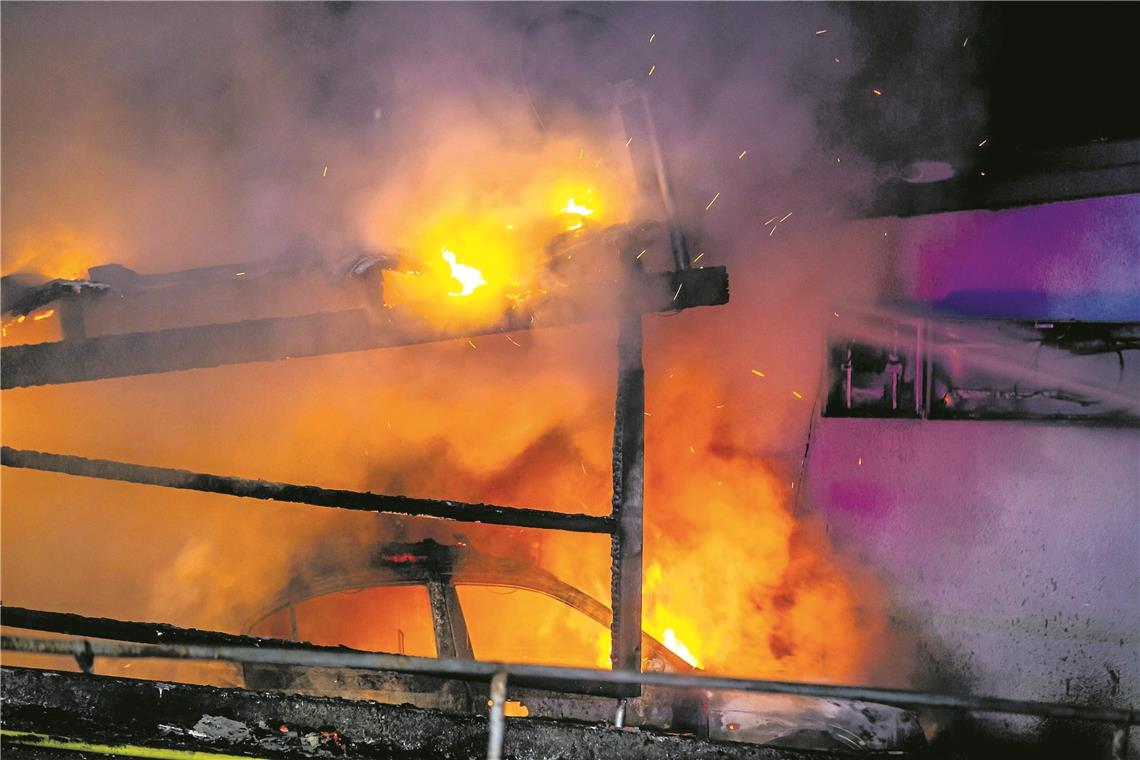 Feuer zerstört Vereinsheim des SVU Der Carport wurde ein Raub der Flammen, das Feuer griff auch aufs Vereinsheim über. Foto: 7aktuell