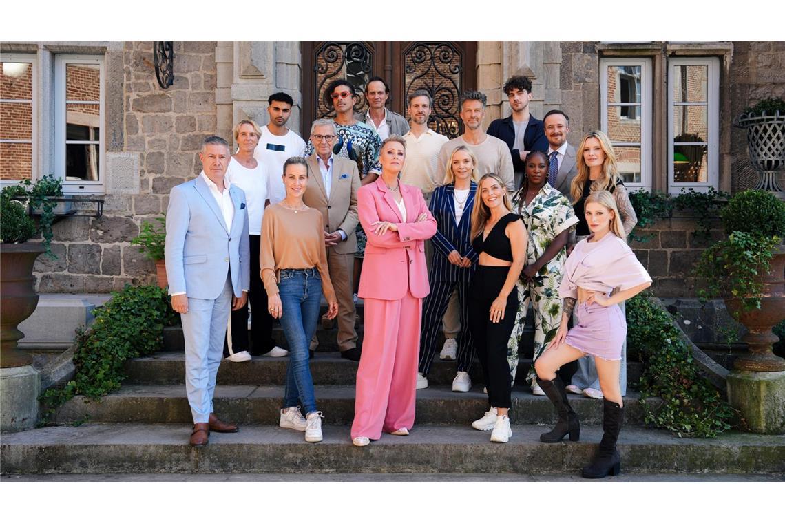 „Die Verräter“ – Staffel 3: Diese Promis sind dabei Der Cast von "Die Verräter - Vertraue Niemandem!" V.o.l.: Ralf Bauer, Younes Zarou, Jorge González, Thaddäus Meilinger, Wayne Carpendale, Timon Krause, Joe laschet, Martina Voss-Tecklenburg, Jan Hofer, Janin Ullmann, Motsi Mabuse, Mirja du Mont, Joachim Llambi, Charlotte Würdig, Sonja Zietlow, Sandy Mölling und Marie Reim