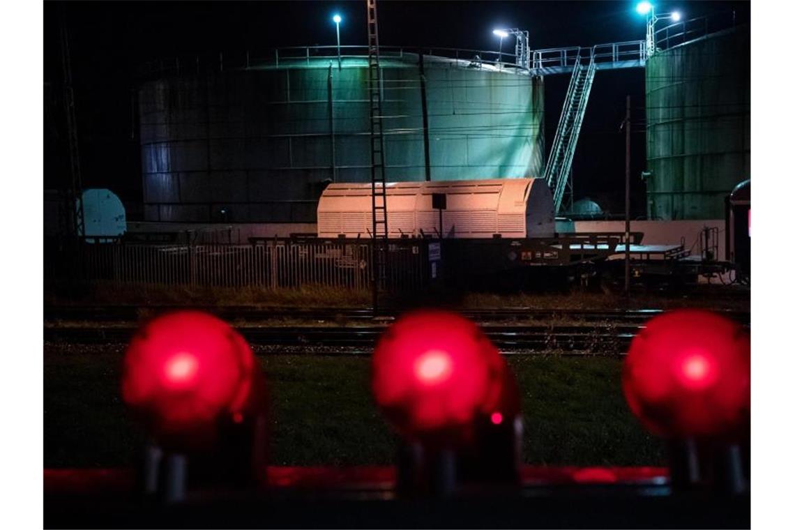 Der Castor-Zug fährt aus dem Bahnhof Nordenham. Sechs Castor-Behälter mit Atommüll sollen ins Zwischenlager Biblis gebracht werden. Foto: Sina Schuldt/dpa