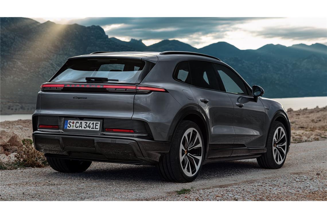 Der Cayenne Electric misst 4,98 Meter und ist damit 5,5 Zentimeter länger als das ältere Modell mit Verbrennungsmotor.