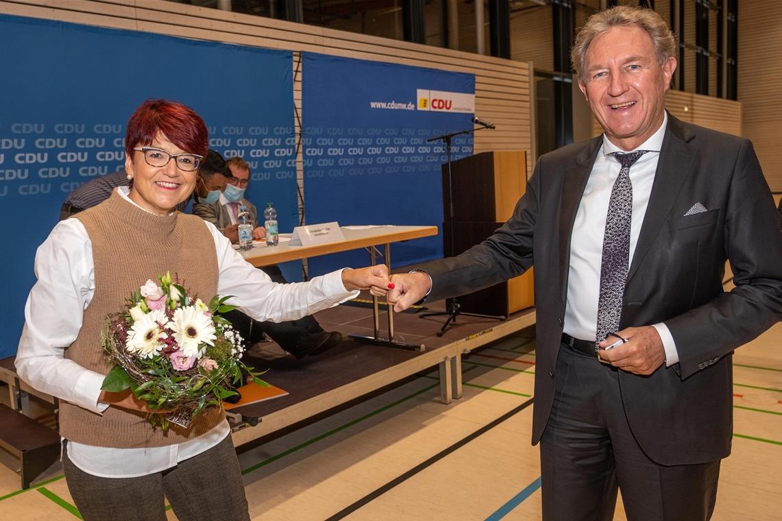 „Ein großer Erfolg für die Frauen“ Der CDU-Bundestagsabgeordnete Norbert Barthle gratuliert seiner möglichen Nachfolgerin: Nach acht Jahren im Landtag und 15 Jahren im Europaparlament will Inge Gräßle 2021 in den Bundestag einziehen. Foto: W. Schmidt/staufer.press