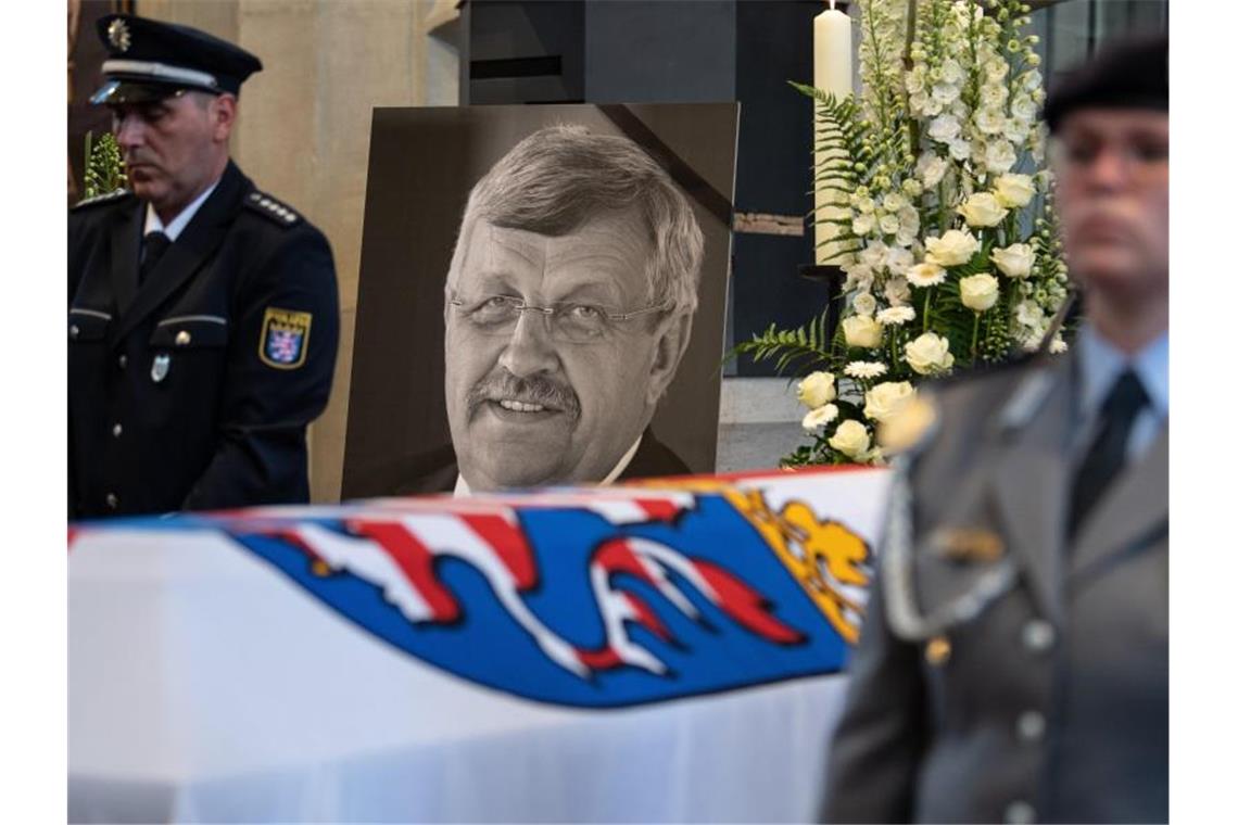 Zwei weitere Festnahmen und Waffenfunde im Mordfall Lübcke Der CDU-Politiker Walter Lübcke war in der Nacht zum 2. Juni mit einer Schussverletzung im Kopf auf der Terrasse seines Wohnhauses in Wolfhagen entdeckt worden. Foto: Swen Pförtner