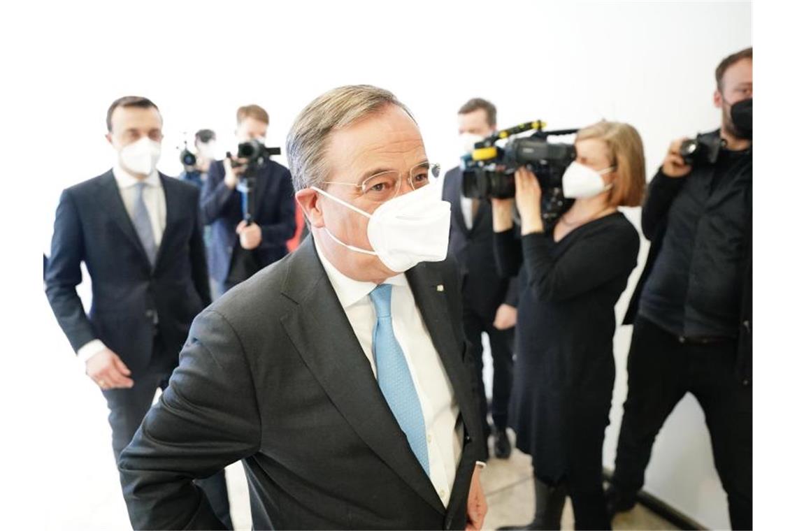 Der CDU-Vorsitzende und Ministerpräsident von Nordrhein-Westfalen, Armin Laschet und CDU-Generalsekretär Paul Ziemiak (l) verlassen eine Pressekonferenz im Konrad-Adenauer-Haus zur Kanzlerkandidatenfrage der Union. Foto: Michael Kappeler/dpa