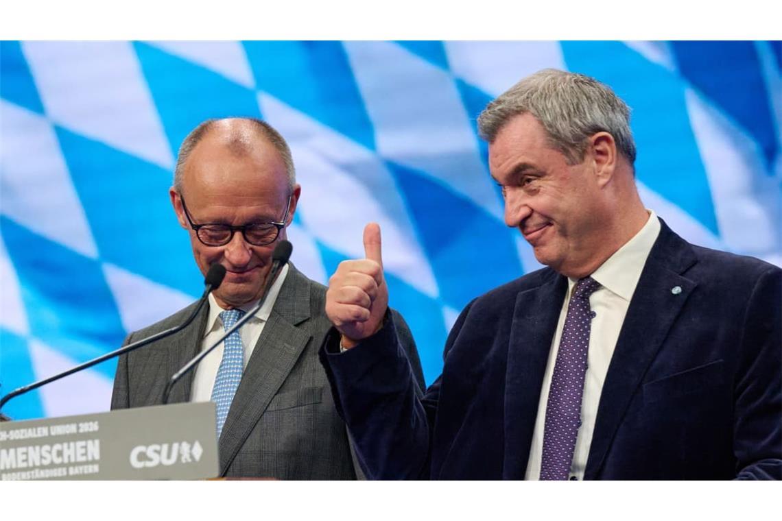 Der CDU-Vorsitzender Friedrich Merz (l), und Markus Söder (r), CSU-Vorsitzender, beim Abschluss des CSU-Parteitag in München.