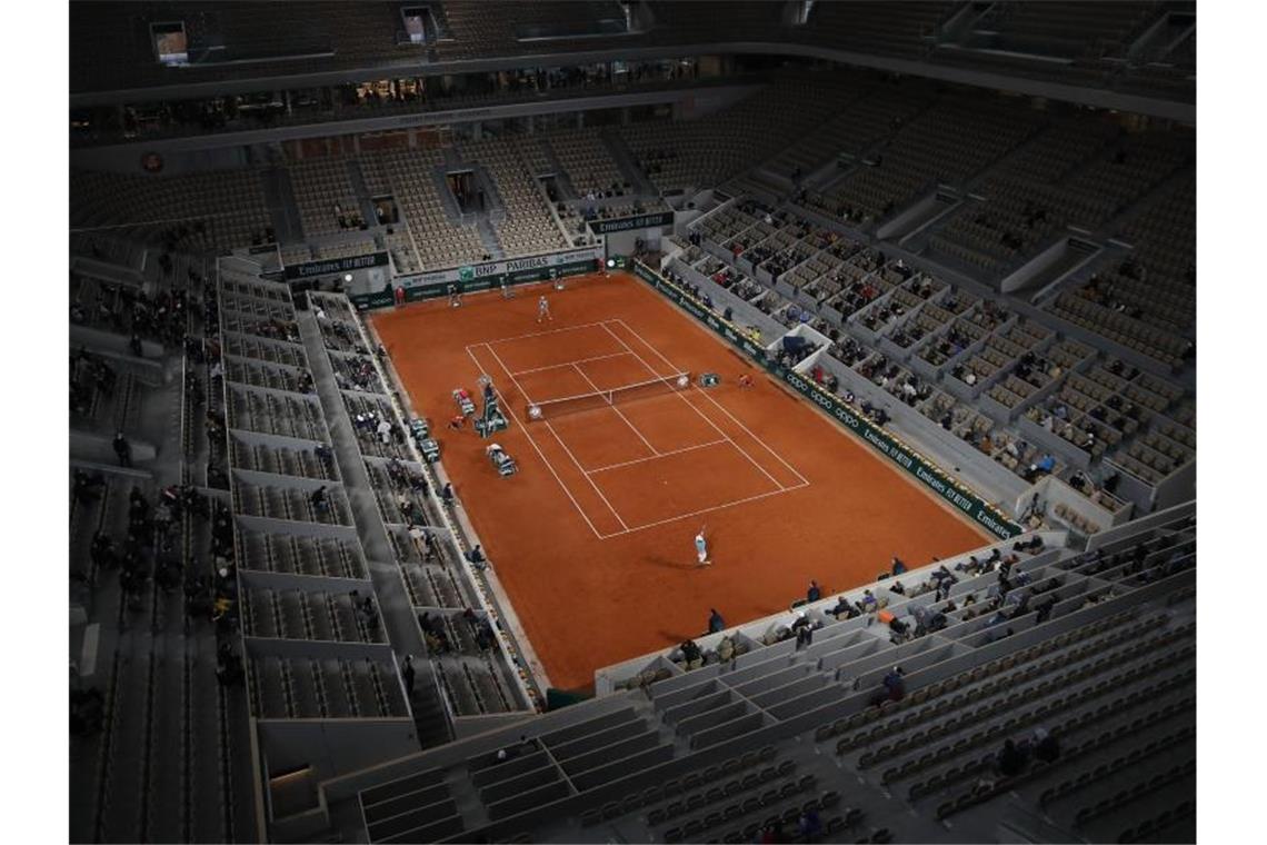 Der Center Court in Paris. Die French Open haben unter widrigen äußeren Bedingungen begonnen. Foto: Christophe Ena/AP/dpa