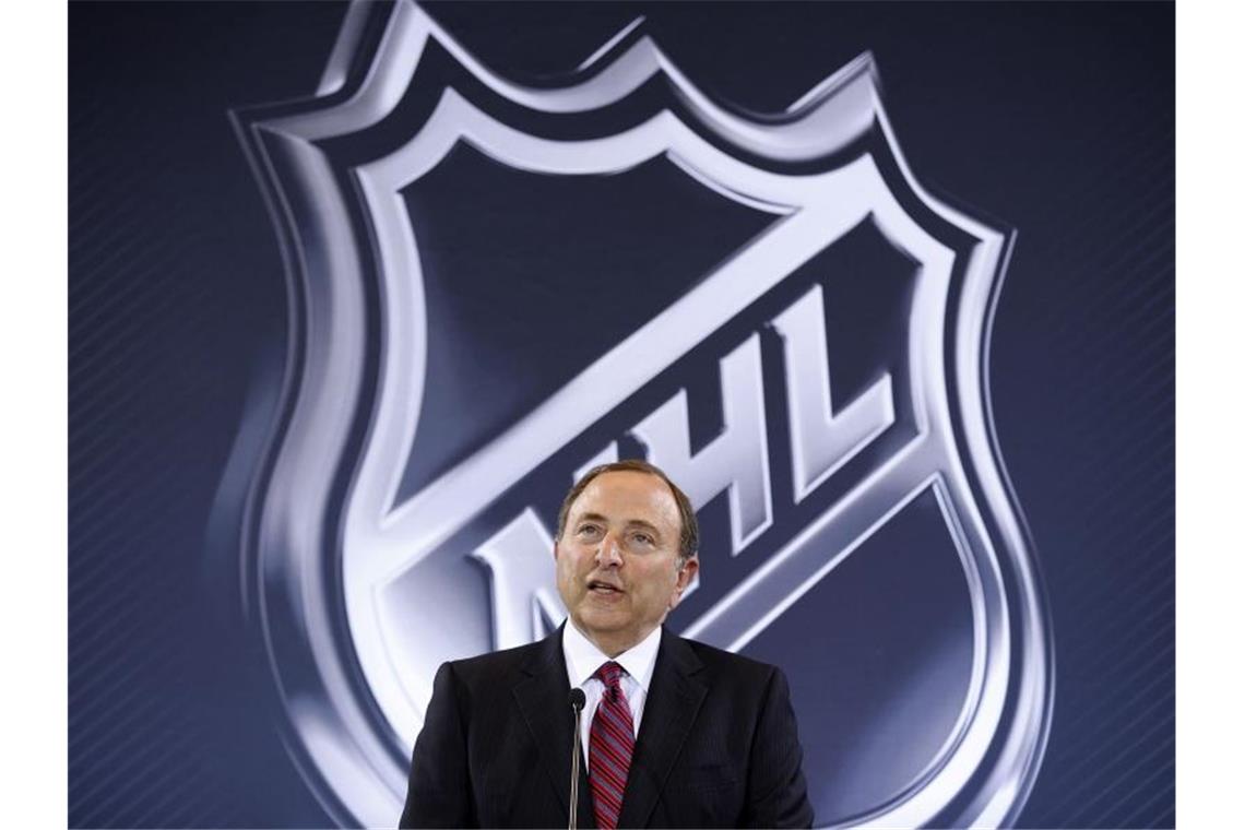 NHL unterbricht Saison und verlängert Weihnachtspause Der Chef der nordamerikanischen Eishockey-Profiliga NHL, Gary Bettman, steht vor dem NHL Logo während einer Pressekonferenz. Foto: John Locher/AP/dpa