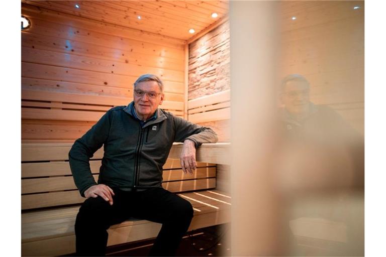 Der Chef des Sauneherstellers Müther, Ulrich Müther, sitzt in einem Ausstellungsraum in einer Sauna. Foto: Fabian Strauch/dpa