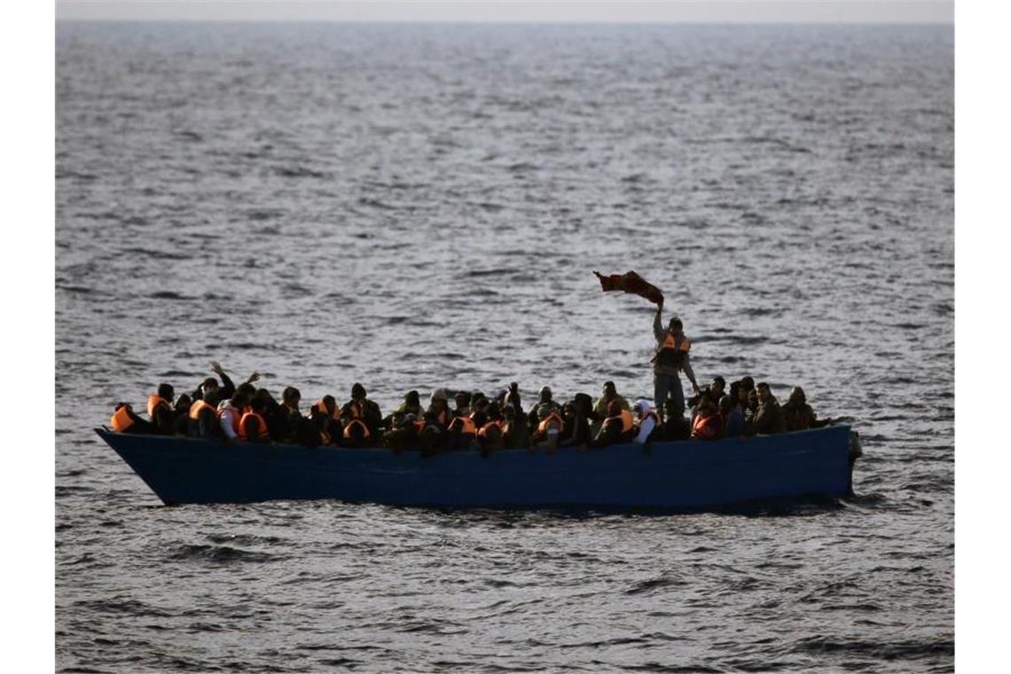 115 Migranten nach Bootsunglück vor libyscher Küste vermisst Der Chef des UN-Flüchtlingshilfswerks, Filippo Grandi, spricht von der „schwersten Tragödie im Mittelmeer“ des laufenden Jahres. Symbolbild: Emilio Morenatti/AP Foto: Emilio Morenatti