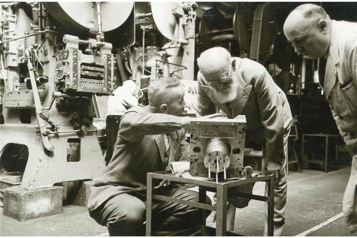 Der Chef schaut genau hin: Robert Bosch legt viel Wert auf Sparsamkeit und darauf, dass nichts verschwendet wird. Ein durchaus nachhaltiger Ansatz. Das Bild zeigt ihn im Werk Feuerbach im Jahr 1941- ein Jahr vor seinem Tod.