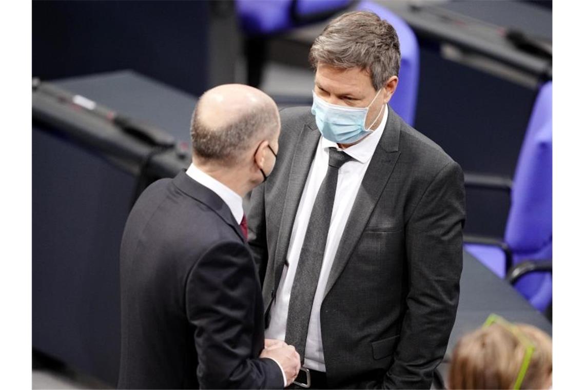 Neue Ampel-Regierung: Scholz sagt Corona dem Kampf an Der Chef und seine Vize: Olaf Scholz (l) und Robert Habeck schütteln sich im Bundestag die Hände. Foto: Kay Nietfeld/dpa