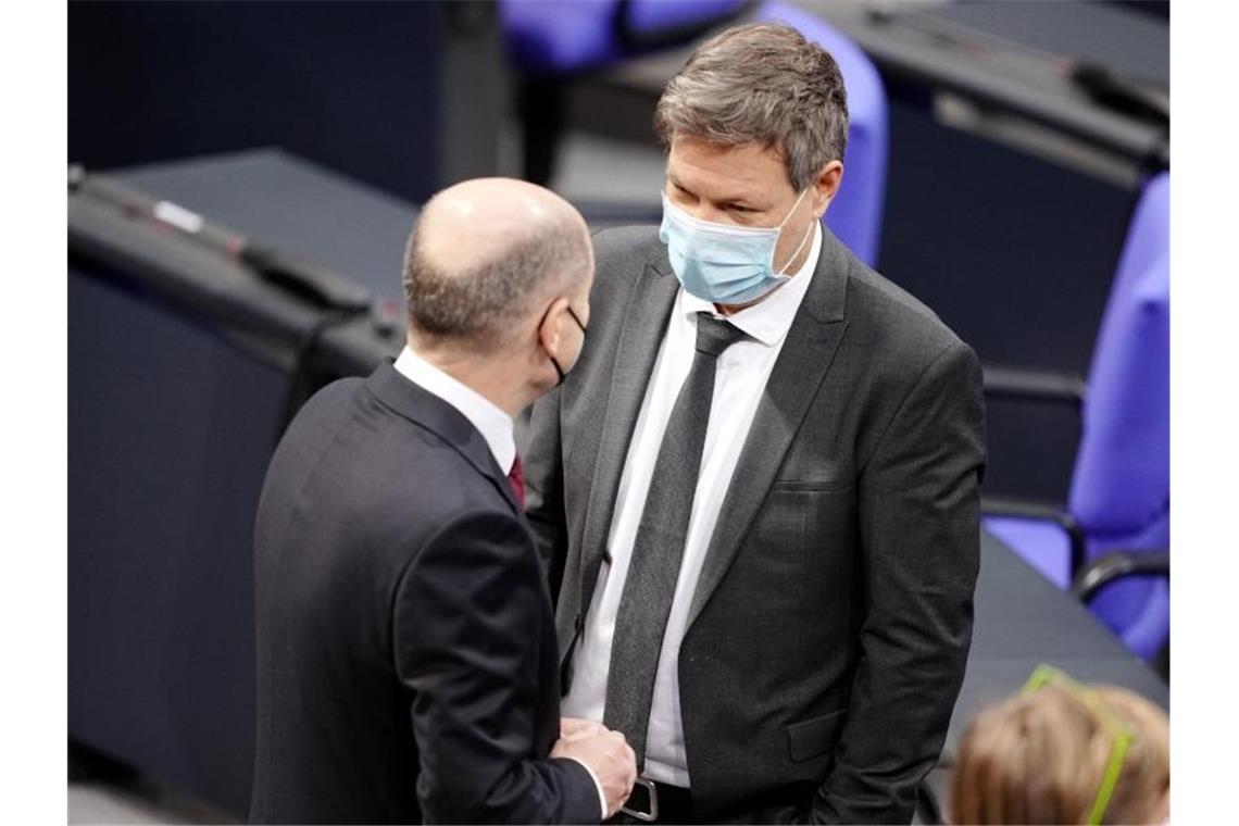 Der Chef und seine Vize: Olaf Scholz (l) und Robert Habeck schütteln sich im Bundestag die Hände. Foto: Kay Nietfeld/dpa