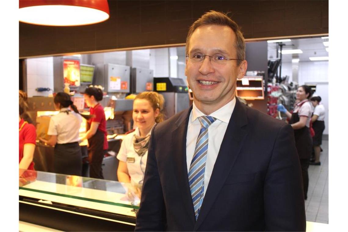 McDonald's boomt in Russland - jedes Jahr Neueröffnungen Der Chef von McDonald's in Russland, Marc Carena, steht in einem der Fastfood-Restaurants in Moskau vor der Theke. Foto: Claudia Thaler/dpa