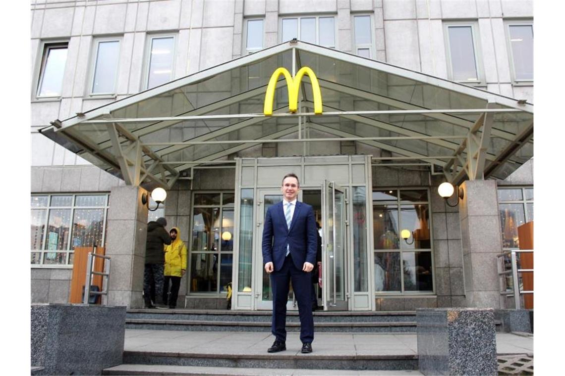 Der Chef von McDonald's in Russland, Marc Carena, steht vor einer Filiale in Moskau. Die erste Filiale Russlands wurde noch zu Zeiten der Sowjetunion am 31. Januar 1990 am Moskauer Puschkin-Platz eröffnet. Foto: Claudia Thaler/dpa
