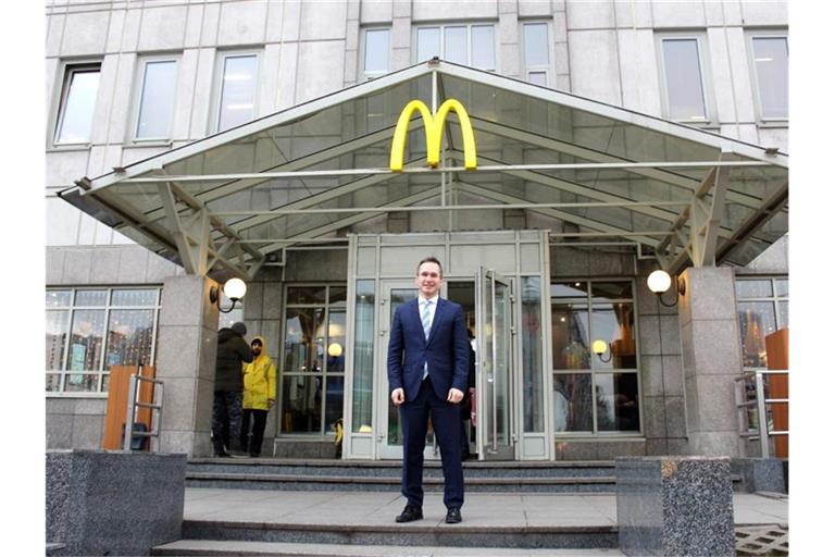 Der Chef von McDonald's in Russland, Marc Carena, steht vor einer Filiale in Moskau. Die erste Filiale Russlands wurde noch zu Zeiten der Sowjetunion am 31. Januar 1990 am Moskauer Puschkin-Platz eröffnet. Foto: Claudia Thaler/dpa