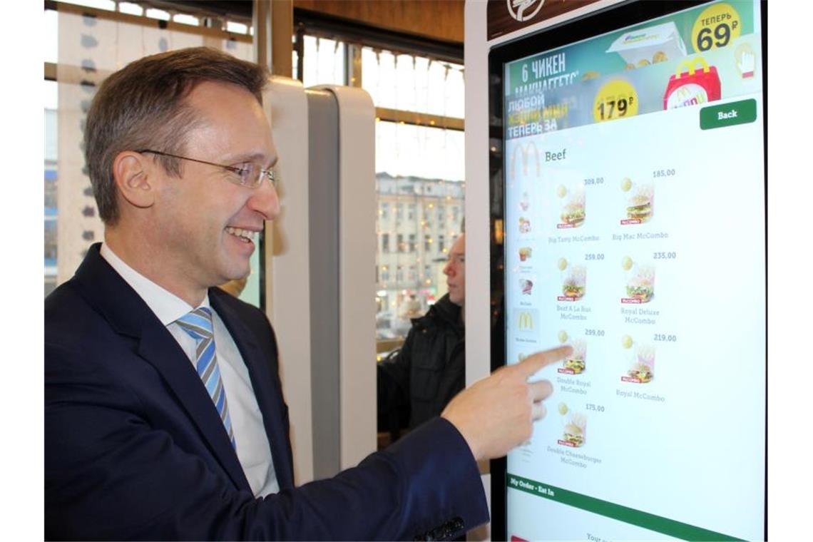 McDonald's boomt in Russland - jedes Jahr Neueröffnungen Der Chef von McDonald's in Russland, Marc Carena, zeigt auf einen Bestellautomaten in einer Filiale in Moskau. Foto: Claudia Thaler/dpa