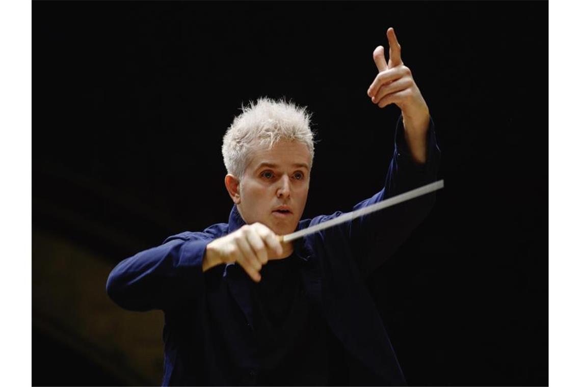 Der Chefdirigent der Stuttgarter Philharmoniker, Dan Ettinger. Foto: Luca Fröhlingsdorf//Stuttgarter Philharmoniker/dpa