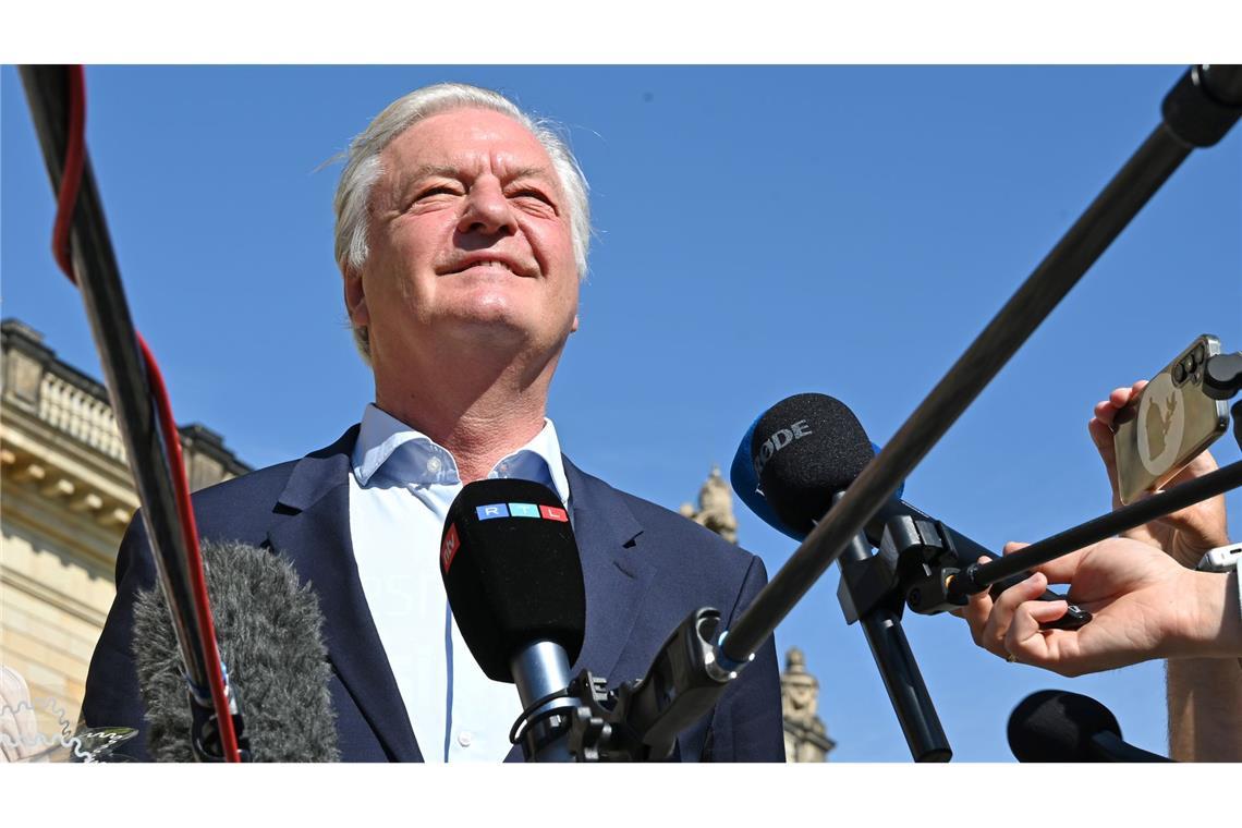Urteil: Rechtes "Compact"-Magazin darf weiter erscheinen Der Chefredakteur des "Compact"-Magazins feiert die Gerichtsentscheidung.
