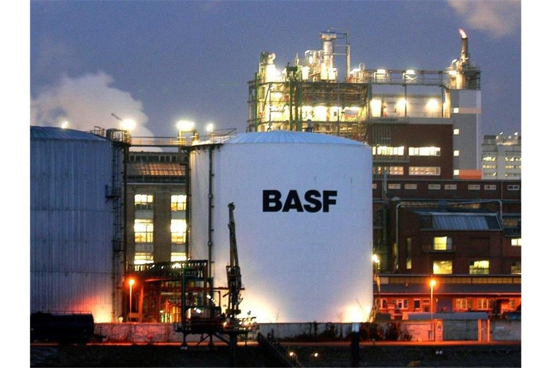 Der Chemiekonzern BASF will seine Bauchemie-Sparte noch bis Ende des Jahres verkaufen. Foto: Frank Rumpenhorst