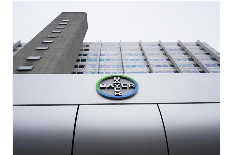 Der Chemiekonzern Bayer bekommt Rückenwind. Foto: Jörg Carstensen/dpa