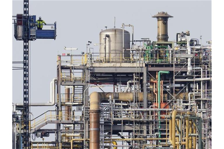 Der Chemieverband VCI hat Zahlen zur Branchenkonjunktur im vierten Quartal 2020 veröffentlicht. Foto: Uwe Anspach/dpa