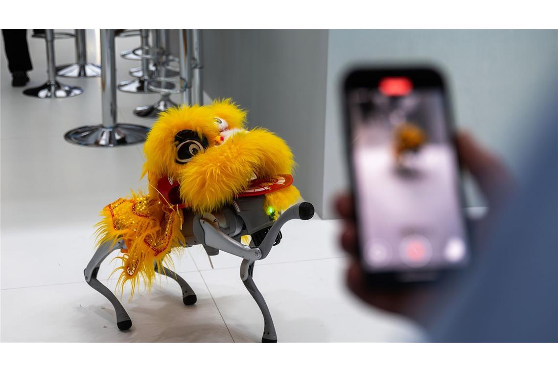 Der chinesische Batteriehersteller EVE präsentiert einen bekleideten Roboterhund.