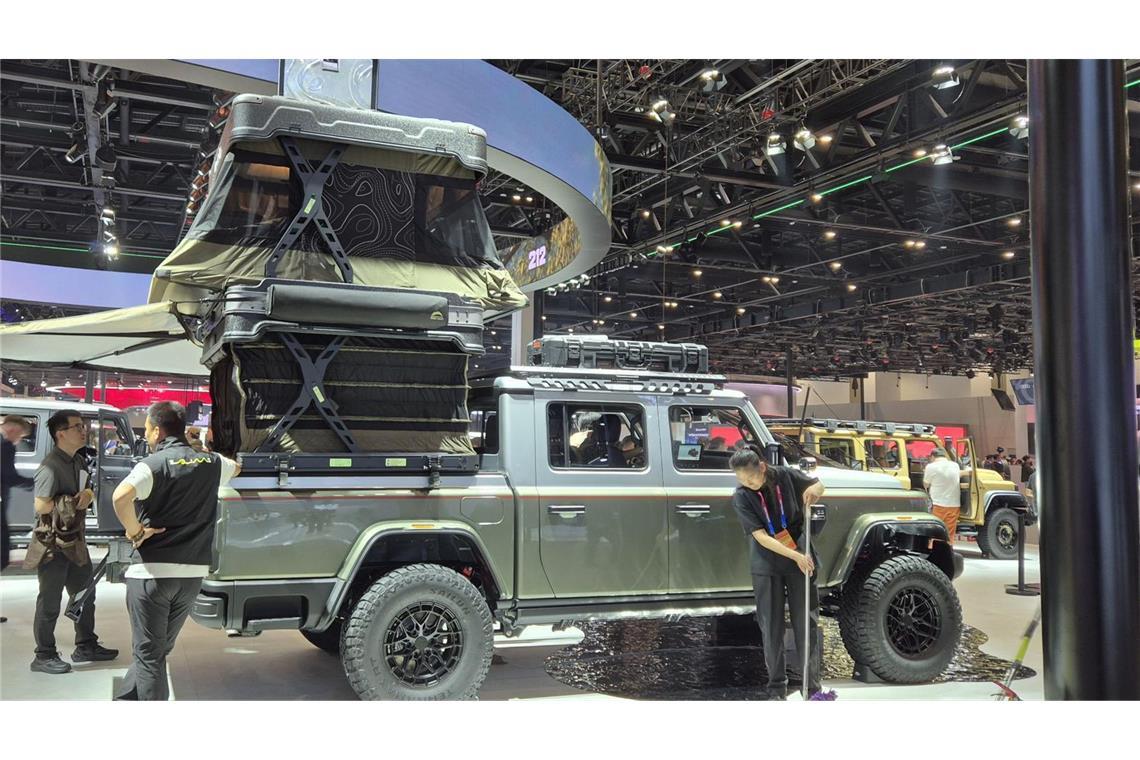 Der chinesische Fahrzeughersteller BAW stellt sein Modell 212 als Pick-up zusammen mit einem Dachzelt von Wild Land aus. Mit seiner Höhe durch die Konstruktion auf der hinteren Fläche ragt das Fahrzeug heraus – wortwörtlich.
