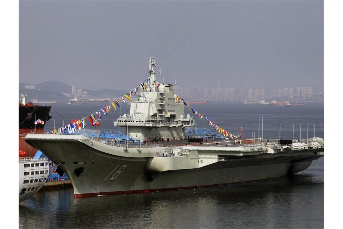 Bericht: Rüstungsausgaben steigen weiter Der chinesische Flugzeugträger „Liaoning“ liegt am Kai in der chinesischen Hafenstadt Dalian. China produziert mehr Rüstungsgüter als jedes andere Land der Erde außer den USA - zu dieser Einschätzung kommt das Stockholmer Friedensforschungsinstitut Sipri. Foto: John Lee/EPA/dpa