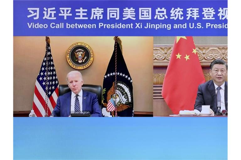 Der chinesische Präsident Xi Jinping führt ein Videogespräch mit US-Präsident Joe Biden. Foto: Liu Bin/Xinhua/dpa