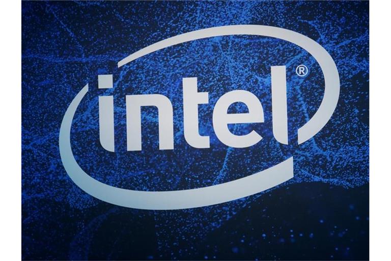 Der Chipkonzern Intel hat inmitten einer globalen Halbleiter-Knappheit den Ausbau seiner Produktionskapazitäten angekündigt. Foto: Christoph Dernbach/dpa