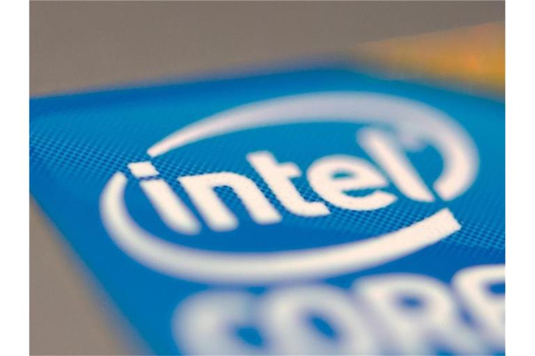Der Chipkonzern Intel ist in den USA zur Zahlung von knapp 2,2 Milliarden Dollar in einem Patentstreit verurteilt worden. Foto: Ralf Hirschberger/dpa