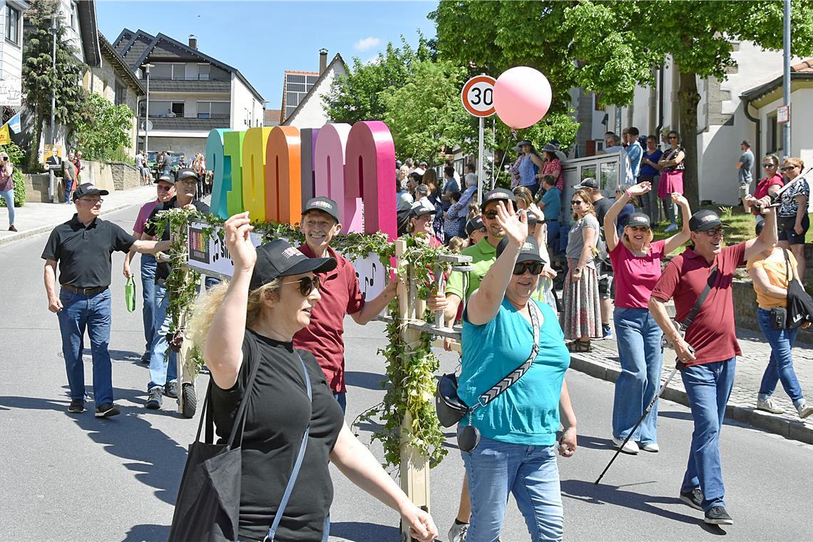 Der Chor Colores Kirchberg hatte "Singen ist die Spracche des Glücks!" auf seine...