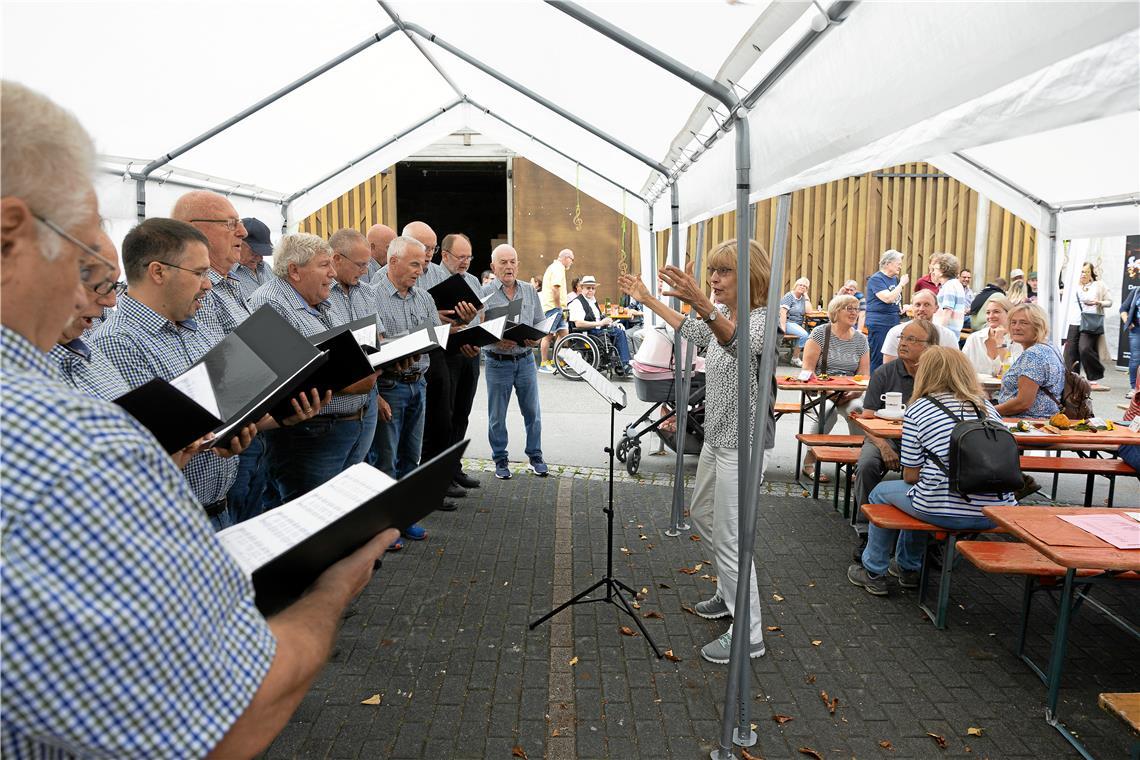 Der Chor der Klangschmiede Oppenweiler singt beim Kürbisfest.