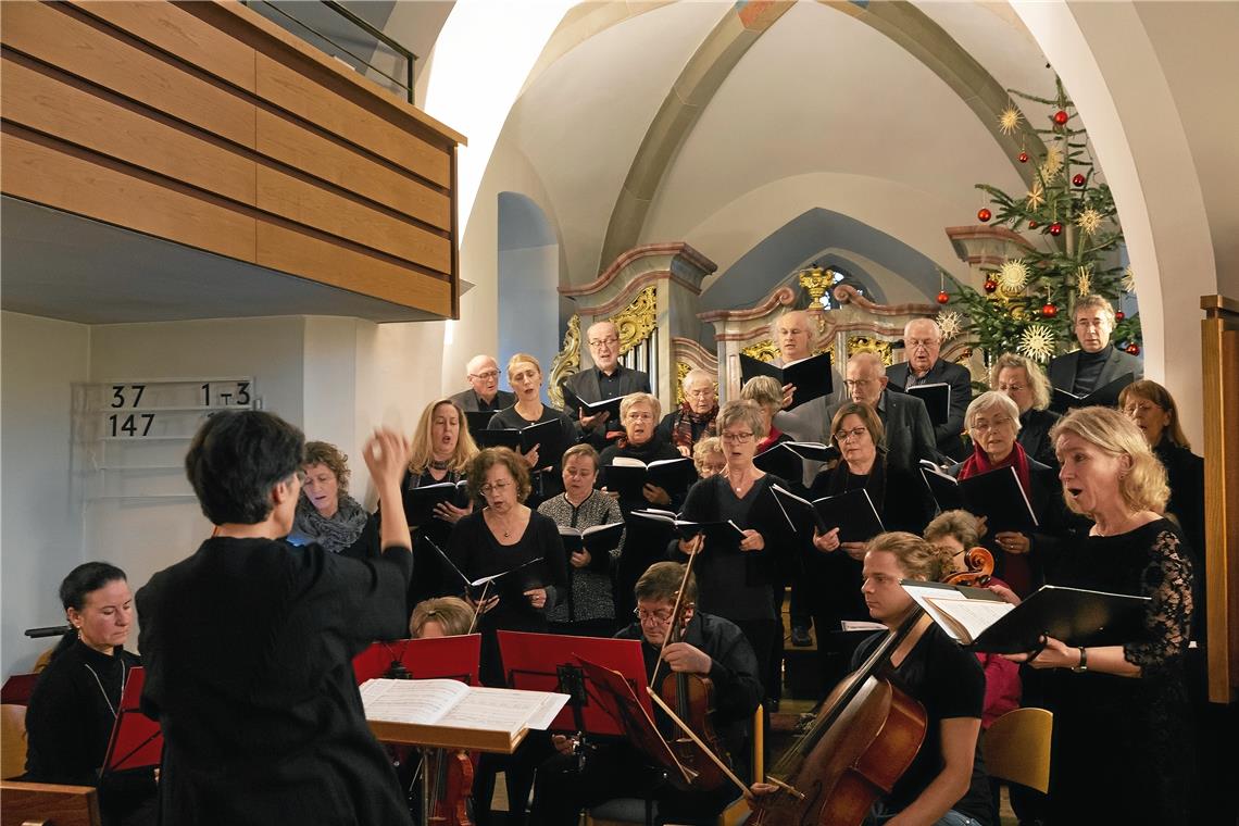 Vollstimmig und klangkräftig Der Chor der Rietenauer Kantorei sprengte beim nachweihnachtlichen Konzert fast den Klangrahmen der kleinen Rietenauer Kirche. Foto: J. Fiedler