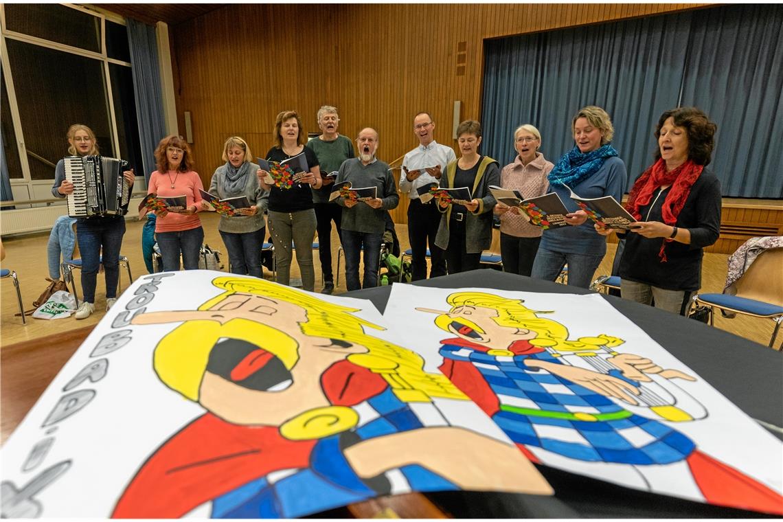 Die friedensstiftende Macht der Musik Der Chor Troubadix unter Leitung von Monika Koblinger (rechts) probt für den „Deutschland singt und klingt“-Auftritt. Foto: Alexander Becher