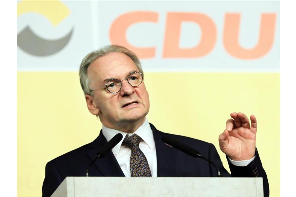 CDU in Sachsen-Anhalt: Keine Koalition mit AfD und Linken Der christdemokratische Ministerpräsident von Sachsen-Anhalt, Reiner Haseloff, spricht auf dem kleinen Parteitag der CDU Sachsen-Anhalt in Magdeburg. Foto: Peter Gercke/dpa-Zentralbild/dpa